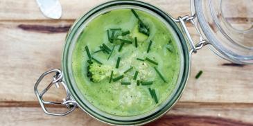 Superfood na pierwsze danie, czyli zielona zupa z komosą ryżową i blanszowanym brokułem