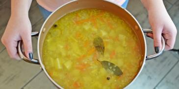 Zupa ziemniaczana krem z roladkami z boczku z suszoną śliwką