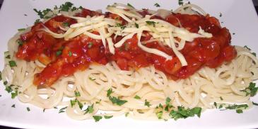 Spaghetti z boczkiem w sosie pomidorowym
