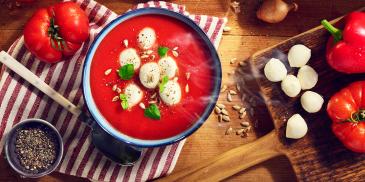Zupa z czerwonymi warzywami WINIARY z mozzarellą i pestkami słonecznika
