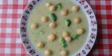Brokułowa zupa krem z groszkiem ptysiowym