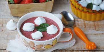 Zupa dla dzieci – truskawkowa z bezikami