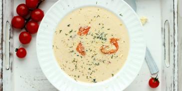 Zupa serowa z łososiem i pomidorami