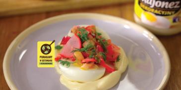 Jajko z majonezem z dodatkiem sałatki z piklowanych warzyw i koperkiem