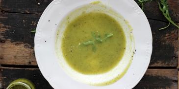 Zupa z pieczonej cukinii z pesto z rukoli