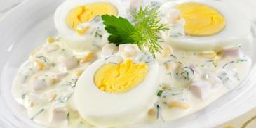 Jajka z szynką i kukurydzą w sosie majonezowym