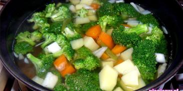 Zupa brokułowa z serkiem topionym