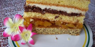 Ciasto z kremem czekoladowo-orzechowym i brzoskwiniami