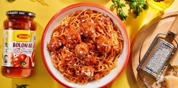Spaghetti bolognese z klopsikami i warzywami