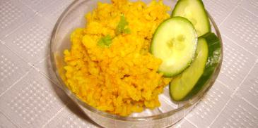 Żółty ryż z curry i kurkumą