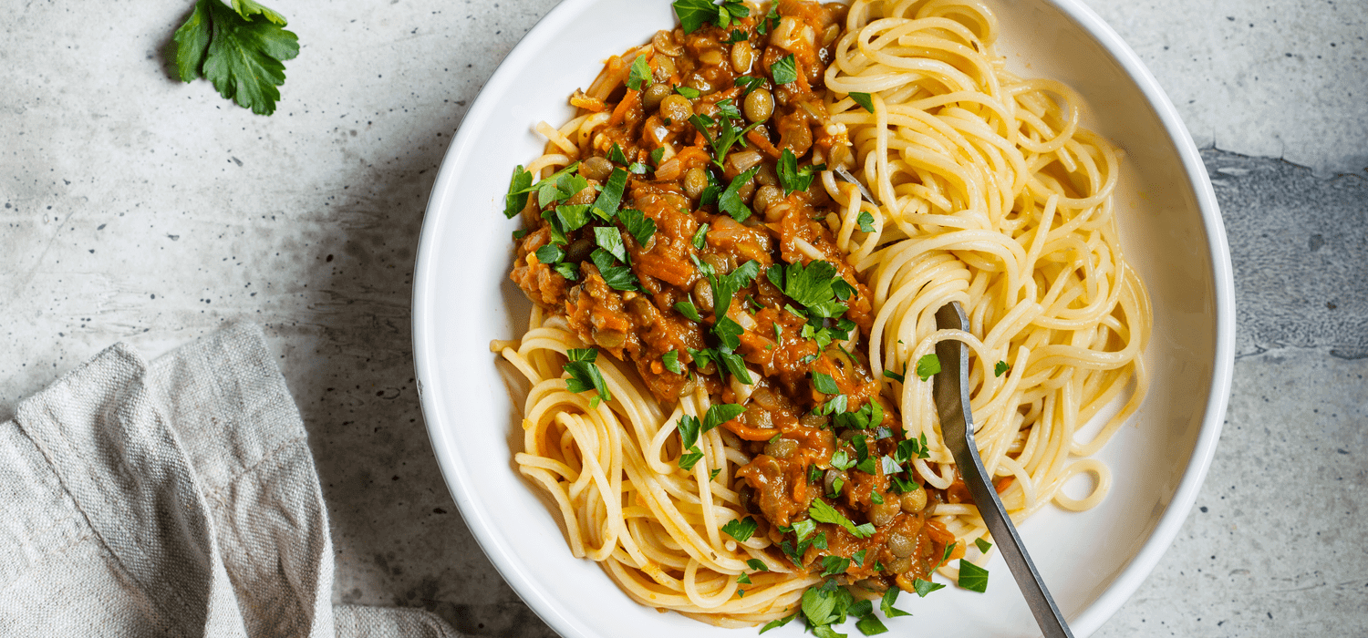 Wegetariańskie spaghetti na białym talerzu