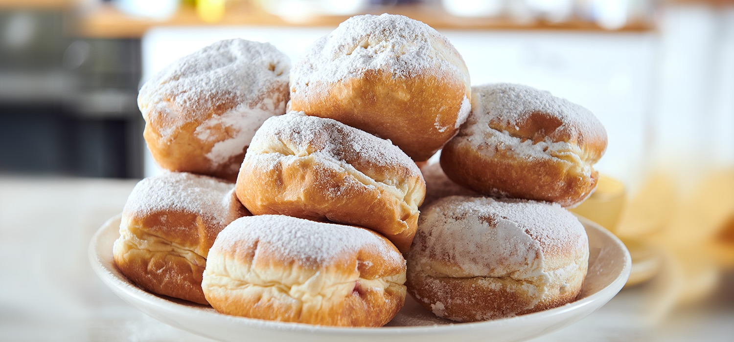 Pączki z cukrem pudrem na Tłusty czwartek